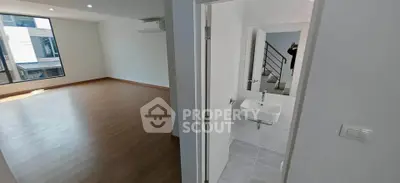Spacious modern apartment with wooden flooring and a sleek bathroom, ideal for urban living.