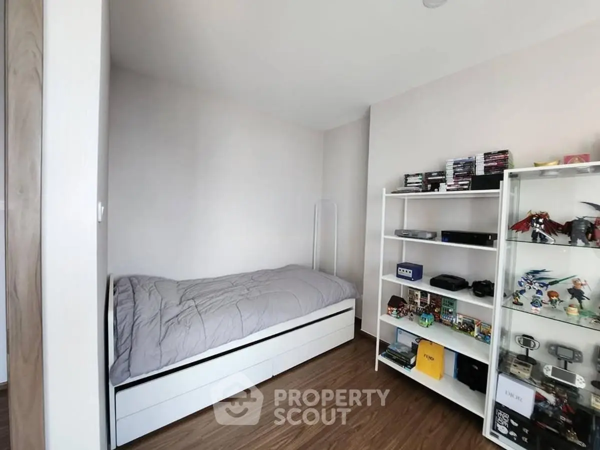 Cozy bedroom with modern decor and ample storage space, perfect for relaxation and organization.