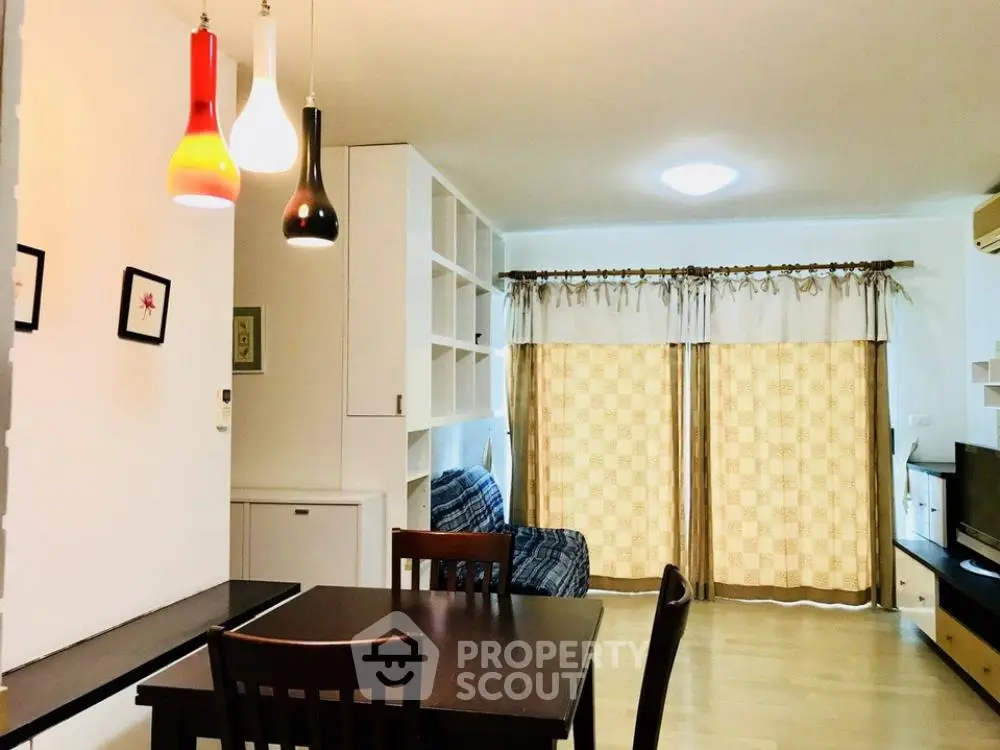  2 Bedrooms Condo at Phahol Metro Livingroom