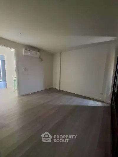 Spacious unfurnished room with air conditioning and natural light, ideal for customization.