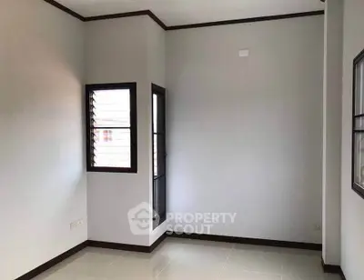 Spacious corner unit with large windows and modern finishes, perfect for natural light lovers.