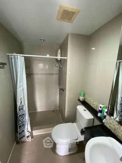 Modern bathroom with shower and sleek fixtures in a contemporary apartment.