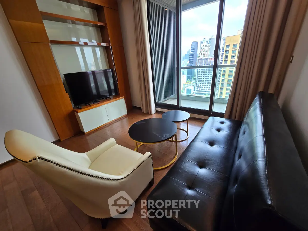 Modern living room with city view, featuring sleek furniture and floor-to-ceiling windows.