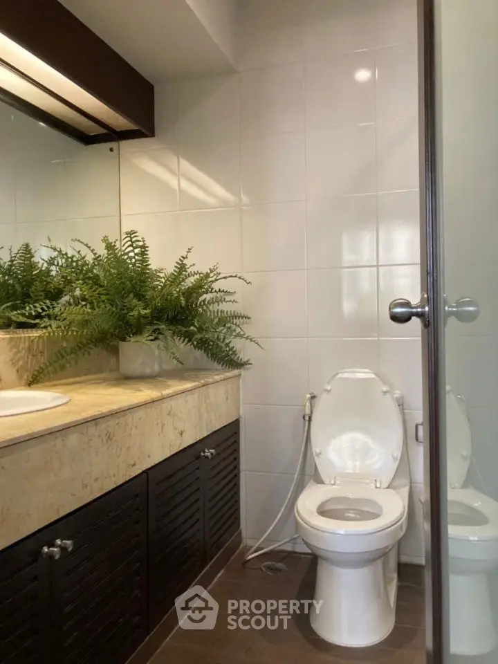 Modern bathroom with sleek design and elegant fixtures