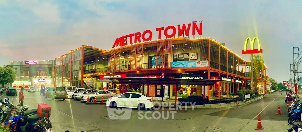 Vibrant commercial complex with popular fast-food outlets and ample parking, ideal for business opportunities.