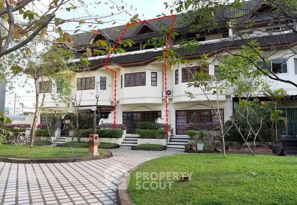 Charming townhouse with lush garden and classic architecture in a serene neighborhood.