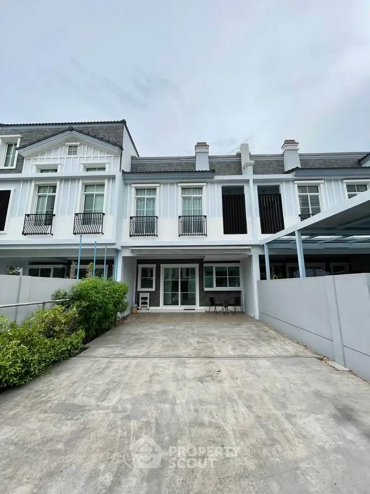 Charming townhouse with modern facade and spacious driveway
