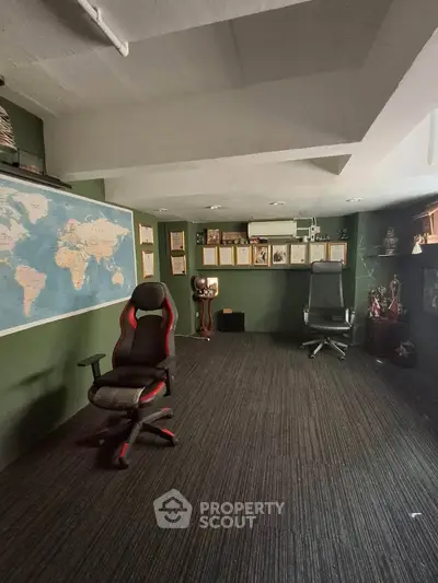 Spacious study room with world map and modern chairs, ideal for work or relaxation.