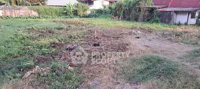 Vacant land plot with potential for development in a residential area