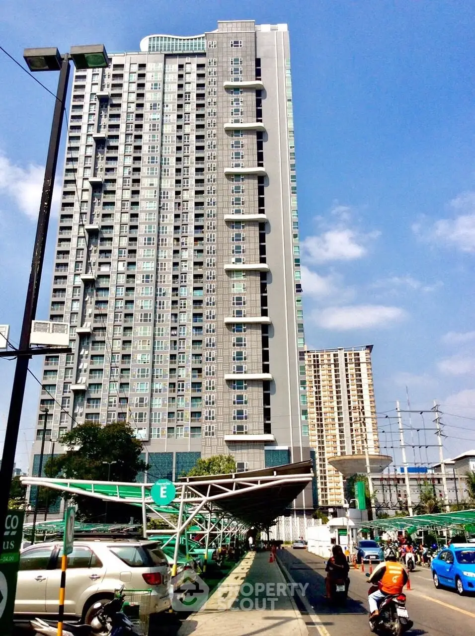 Stunning high-rise building with modern architecture and urban surroundings, perfect for city living.