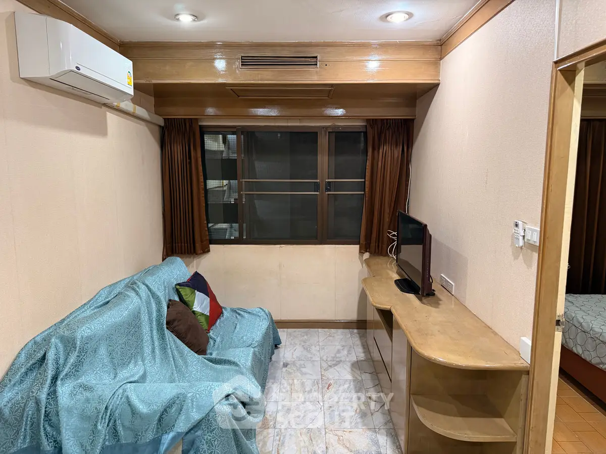 Cozy living room with air conditioning and TV, perfect for relaxation.