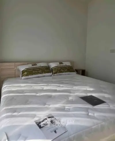 Cozy bedroom with modern decor and comfortable bedding, perfect for relaxation.