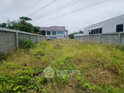Vacant land plot with potential for development in a residential area.
