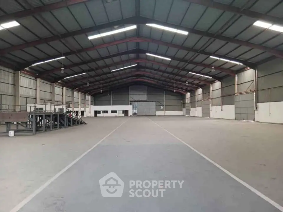Spacious industrial warehouse with high ceilings and ample storage space.