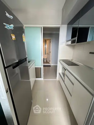 Modern kitchen with sleek design, featuring a closed layout and high-end appliances for a stylish cooking experience.