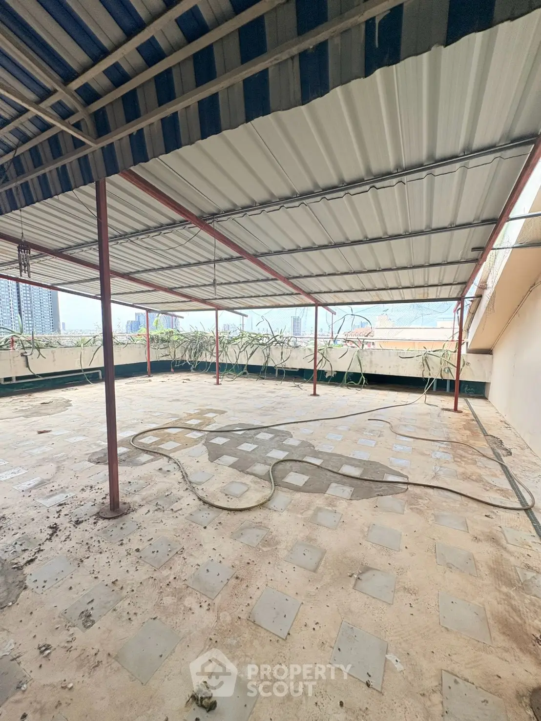 Spacious rooftop area with city views, ideal for outdoor activities and gatherings.