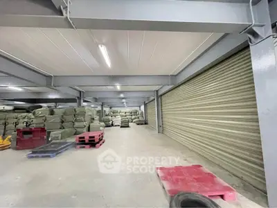 Spacious industrial warehouse with ample storage space and high ceilings, ideal for logistics and distribution.