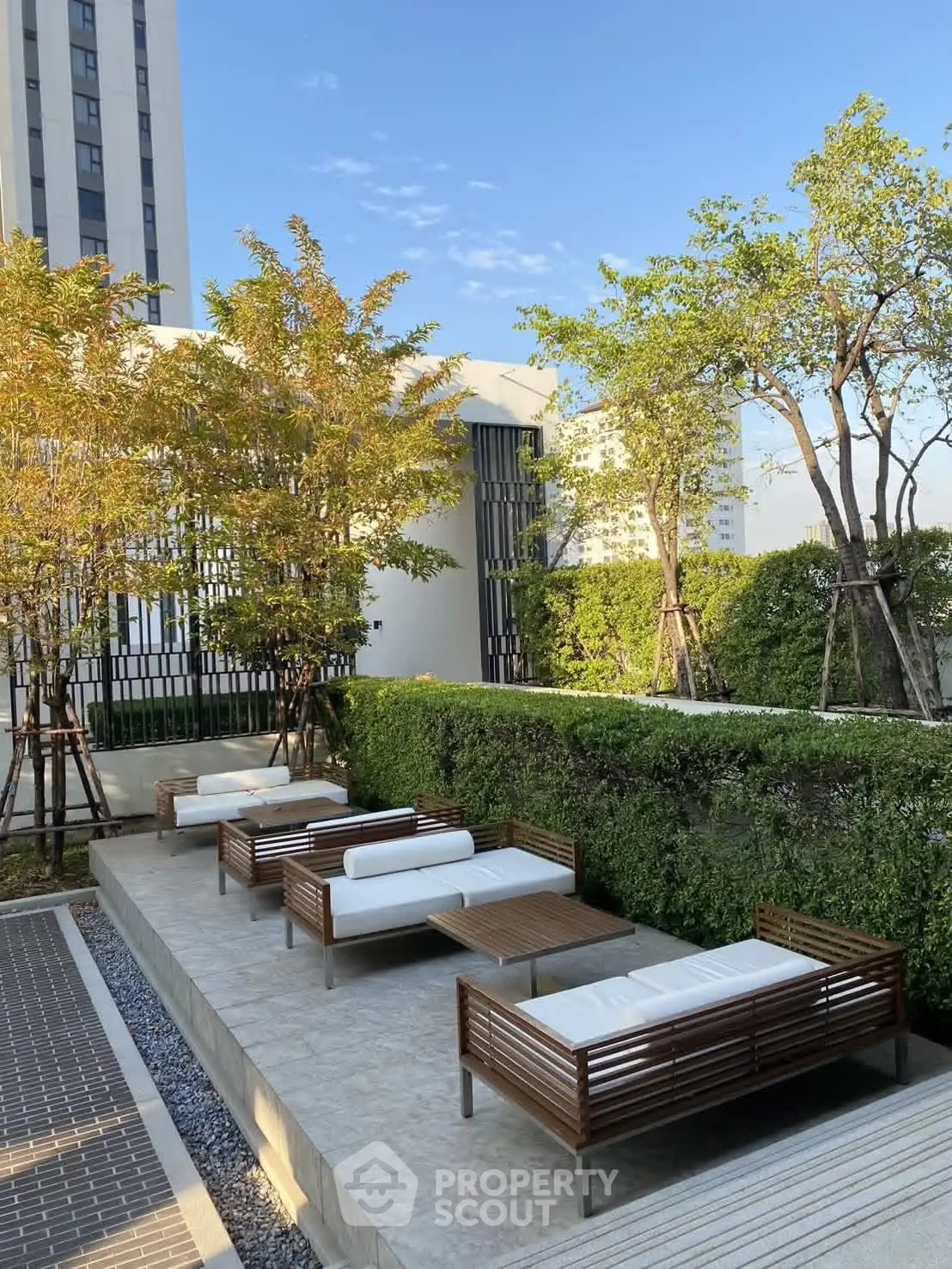 Modern rooftop garden with stylish seating and lush greenery