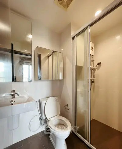 Modern bathroom with shower and sleek fixtures in a contemporary apartment.