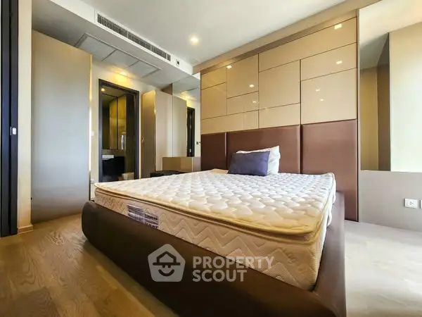 Modern bedroom with stylish design and comfortable mattress in a luxurious apartment.