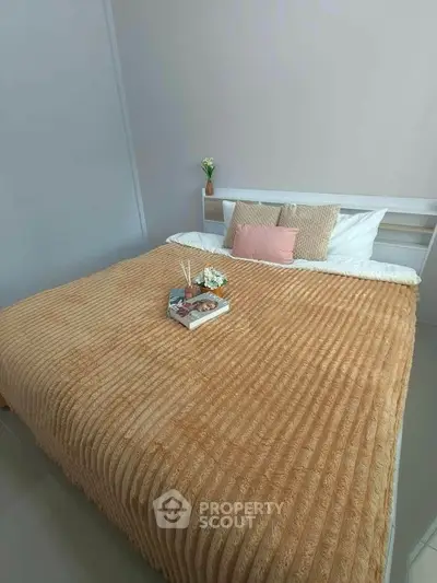 Cozy bedroom with plush bedding and decorative pillows, perfect for relaxation.