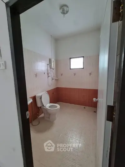 Spacious bathroom with modern fixtures and tiled walls, ideal for comfort and functionality.