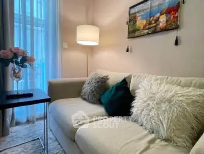 Cozy living room with plush sofa and decorative pillows, perfect for relaxation.