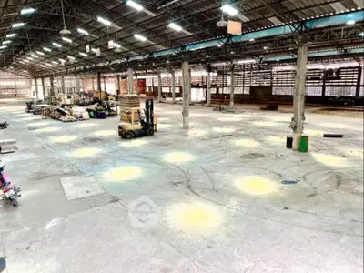 Spacious industrial warehouse with high ceilings and ample storage space