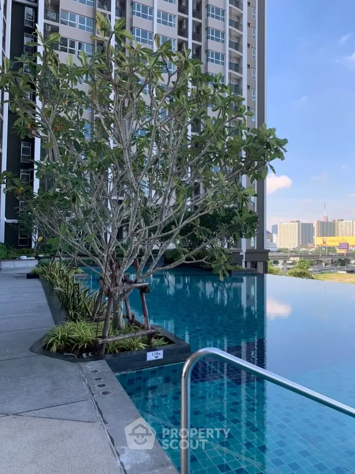 Luxurious high-rise apartment with stunning pool and city view