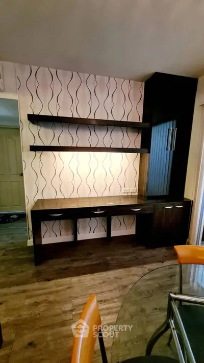 Stylish modern living room with built-in shelves and elegant wallpaper