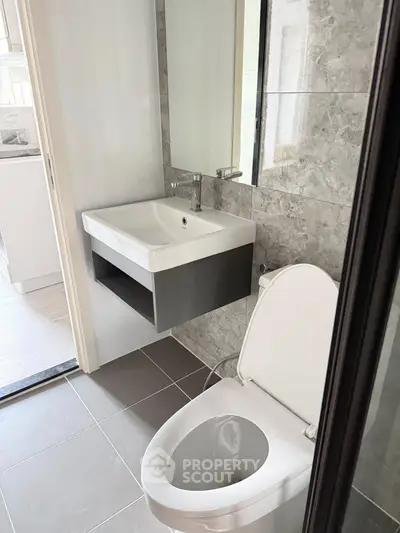 Modern bathroom with sleek fixtures and elegant tile design