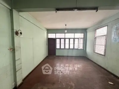 Spacious empty room with large windows and natural light, ideal for customization.