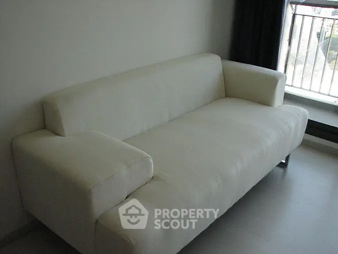 Fully Furnished 1 Bedroom Condo at Rhythm Sukhumvit 42 Livingroom