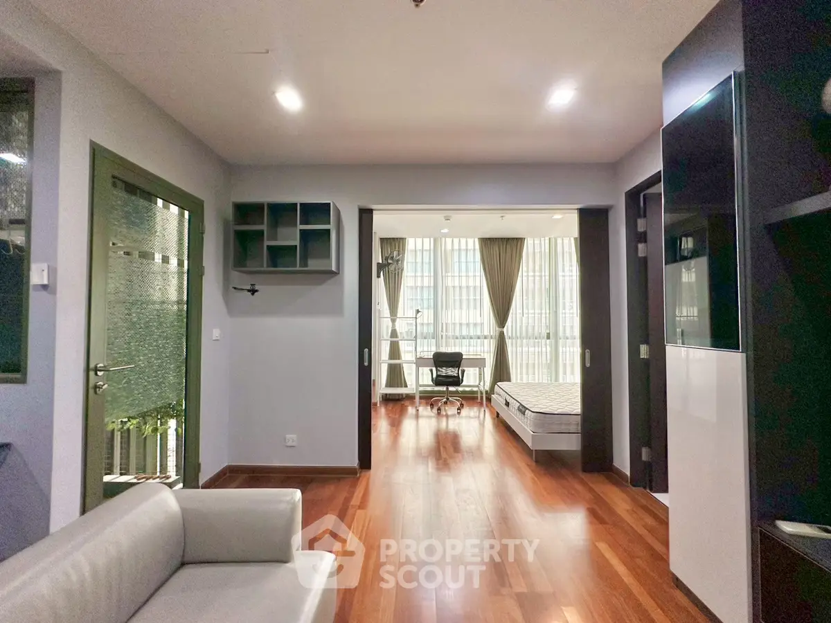 Spacious modern apartment with hardwood floors and natural light