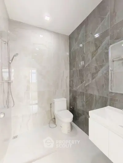 Modern bathroom with sleek design and elegant tile finishes