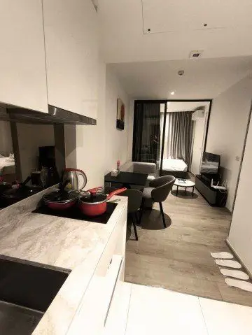 Modern open-layout kitchen and living area with sleek design and cozy ambiance.
