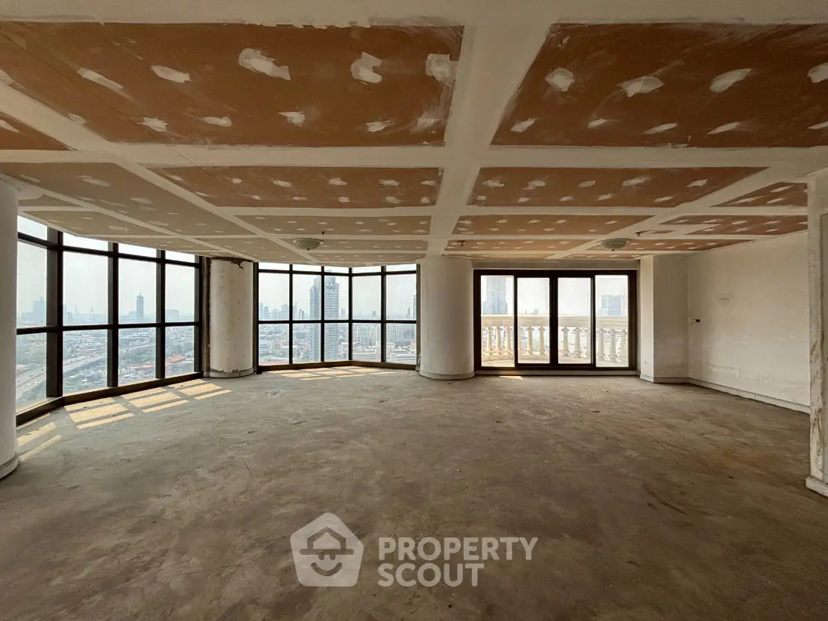 Spacious corner unit with panoramic city views and large windows