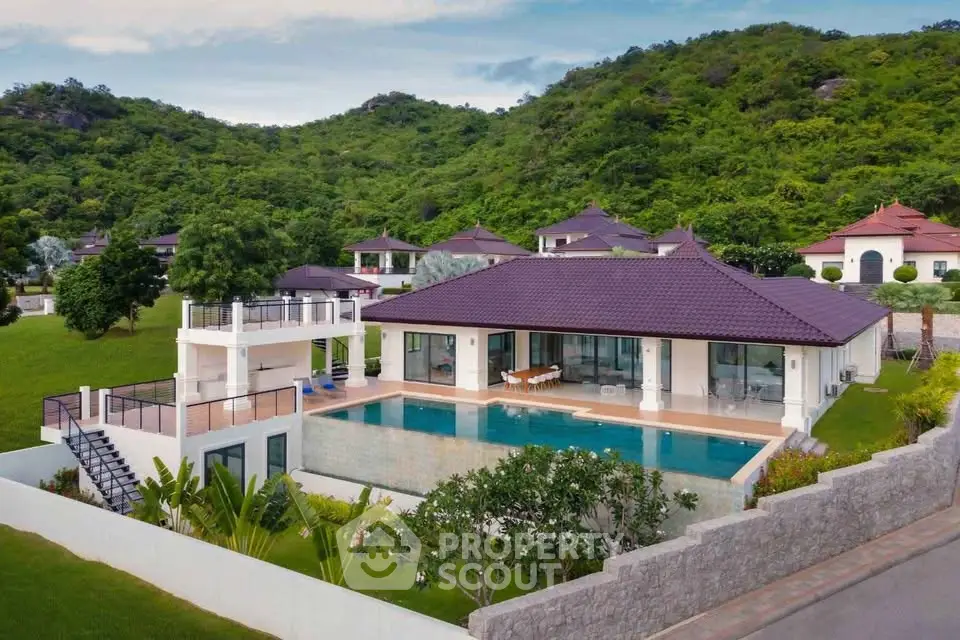 Luxurious villa with private pool and stunning mountain views