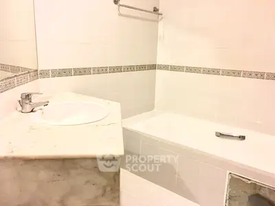 Fully Furnished 1 Bedroom Condo at Grand Diamond Pratunam-3