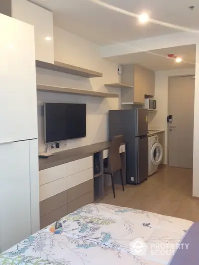 Fully Furnished 1 Bedroom Condo at Ideo Q Chula Samyan-3