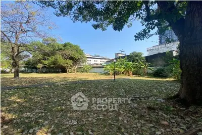 Spacious garden area with lush greenery and trees, ideal for outdoor activities and relaxation.