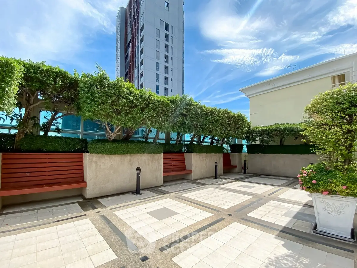 Stunning rooftop garden with lush greenery and city views, perfect for relaxation and outdoor gatherings.