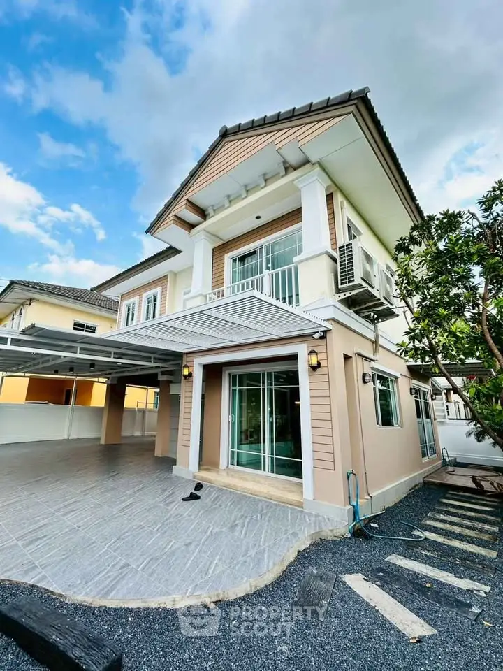 Stunning modern two-story house with spacious driveway and elegant exterior design.