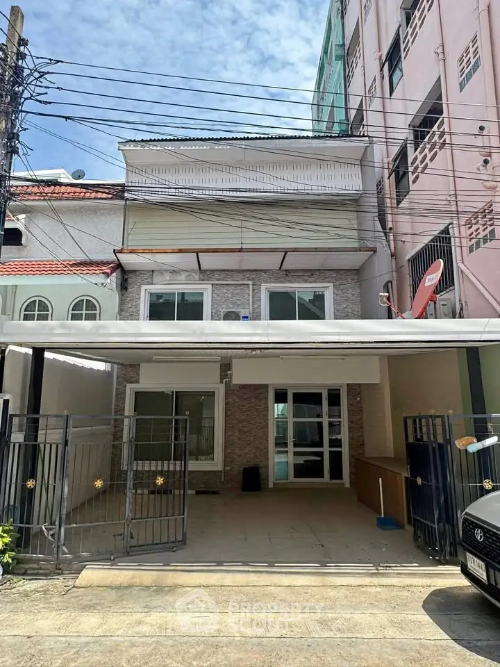 Charming urban townhouse with gated entrance and spacious driveway, perfect for city living.