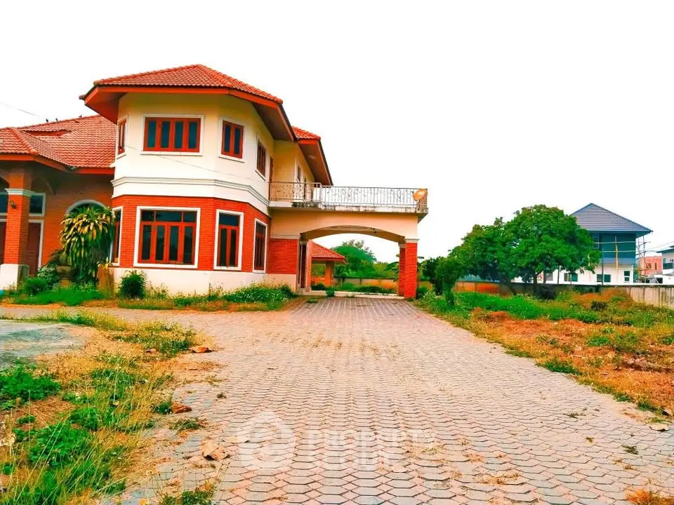 Stunning two-story house with spacious driveway and lush surroundings