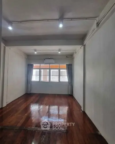 image_rental-29812325