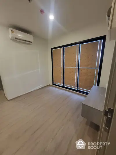 Spacious unfurnished room with large windows and air conditioning