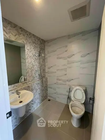 Modern bathroom with stylish tile design and sleek fixtures