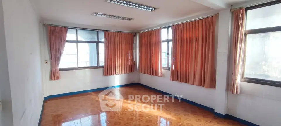 Spacious corner unit with large windows and natural light, perfect for customization.