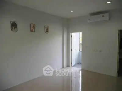 Spacious unfurnished room with air conditioning and modern lighting, perfect for customization.